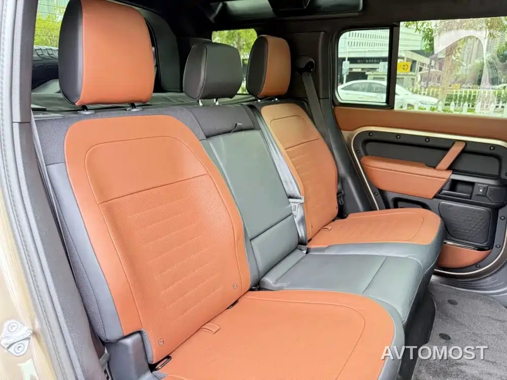 Land Rover Defender 2025 110 OCTA Edition One — фото 22