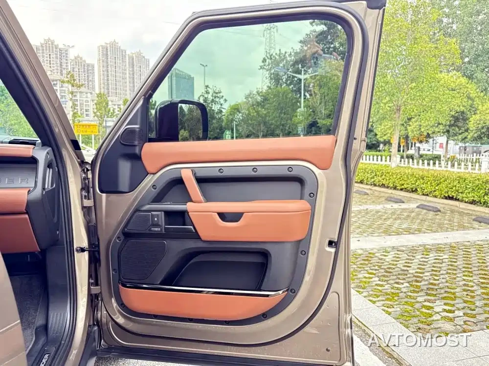 Land Rover Defender 2025 110 OCTA Edition One — фото 23