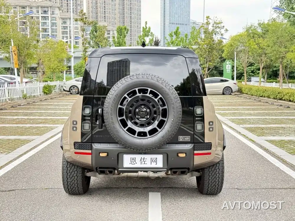 Land Rover Defender 2025 110 OCTA Edition One — фото 30