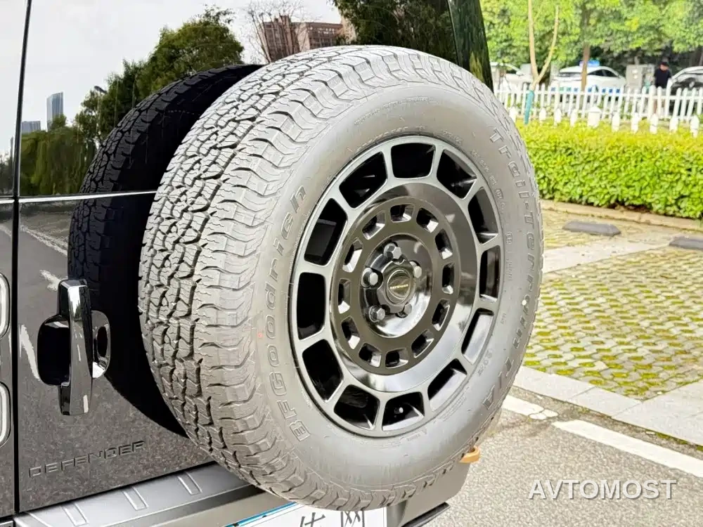 Land Rover Defender 2025 110 OCTA Edition One — фото 32