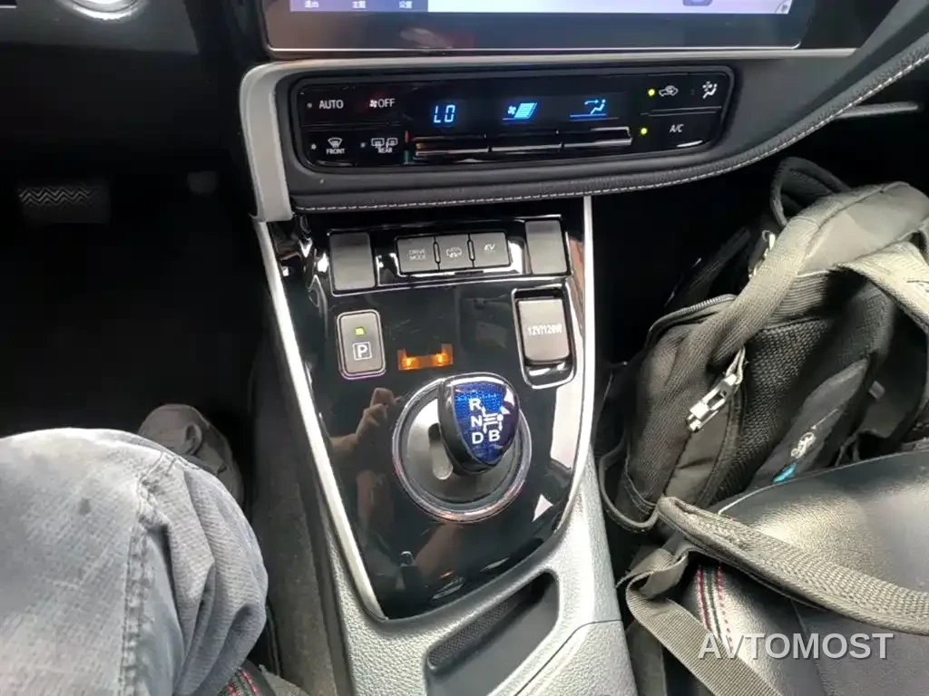 Toyota Corolla Twin Engine E+ 2019 1.8L E-CVT Leading Edition — фото 14