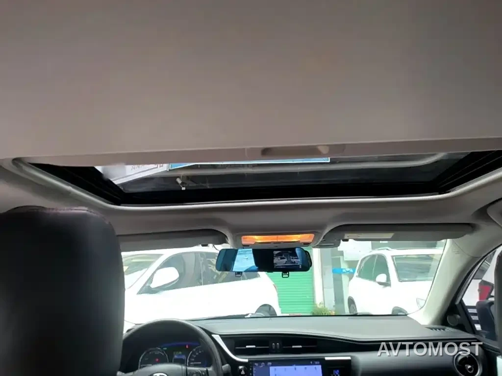 Toyota Corolla Twin Engine E+ 2019 1.8L E-CVT Leading Edition — фото 18