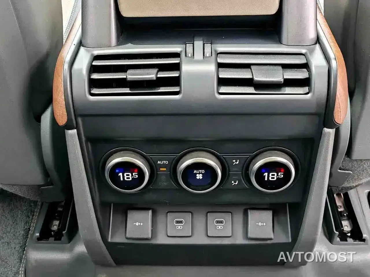 Land Rover Defender 2021 110 P400 X-DYNAMIC HSE — фото 13
