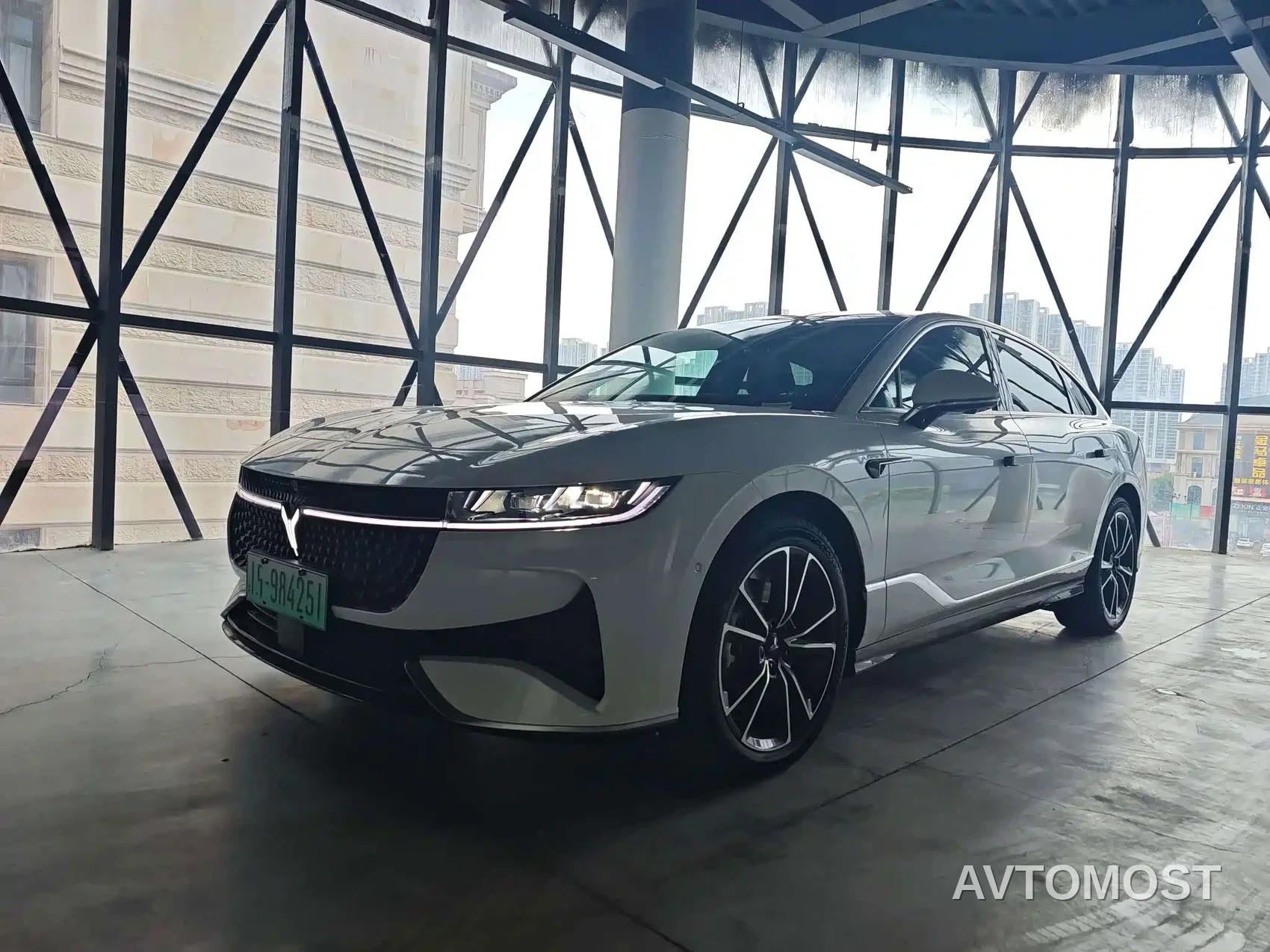 VOYAH Zhuiguang 2024 PHEV AWD Ultra Long Range Flagship — фото 1