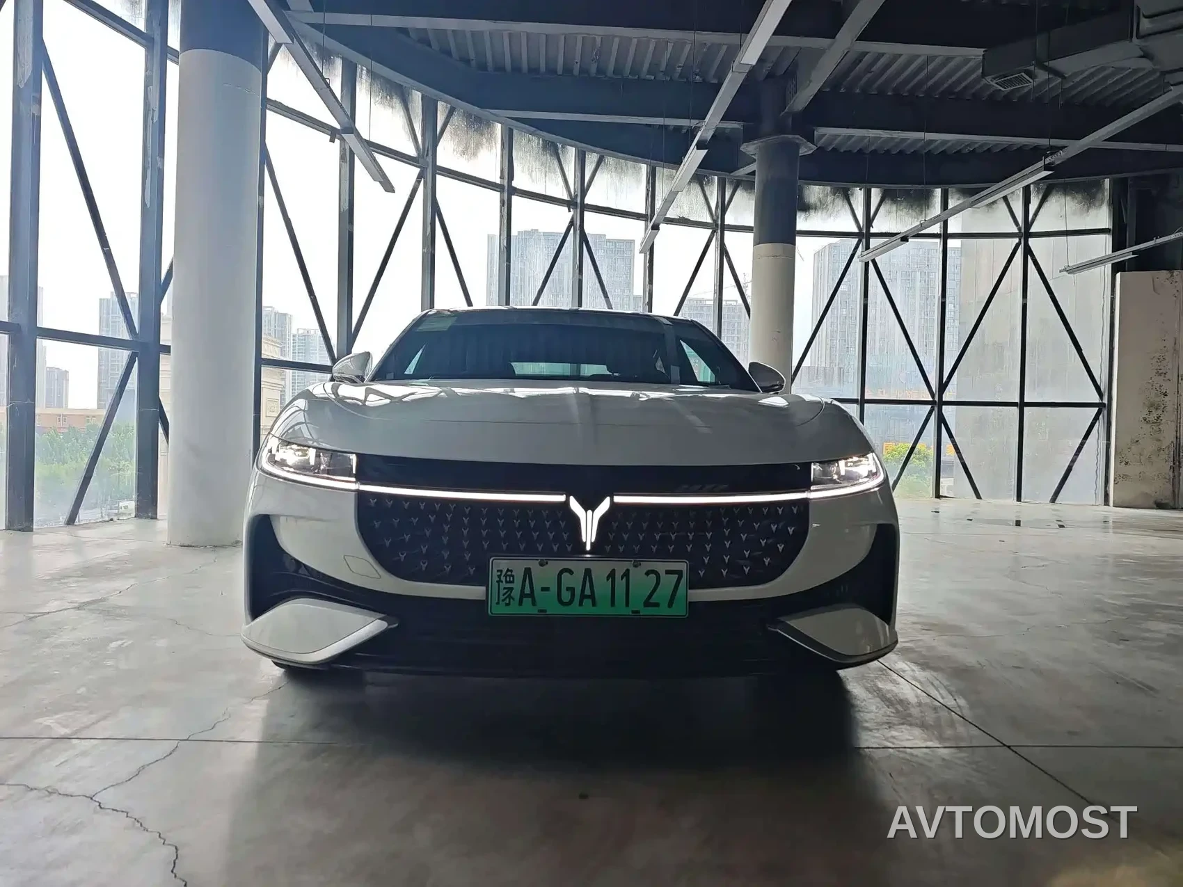 VOYAH Zhuiguang 2024 PHEV AWD Ultra Long Range Flagship — фото 2
