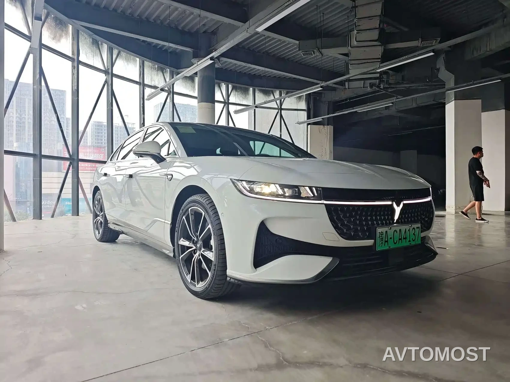 VOYAH Zhuiguang 2024 PHEV AWD Ultra Long Range Flagship — фото 3