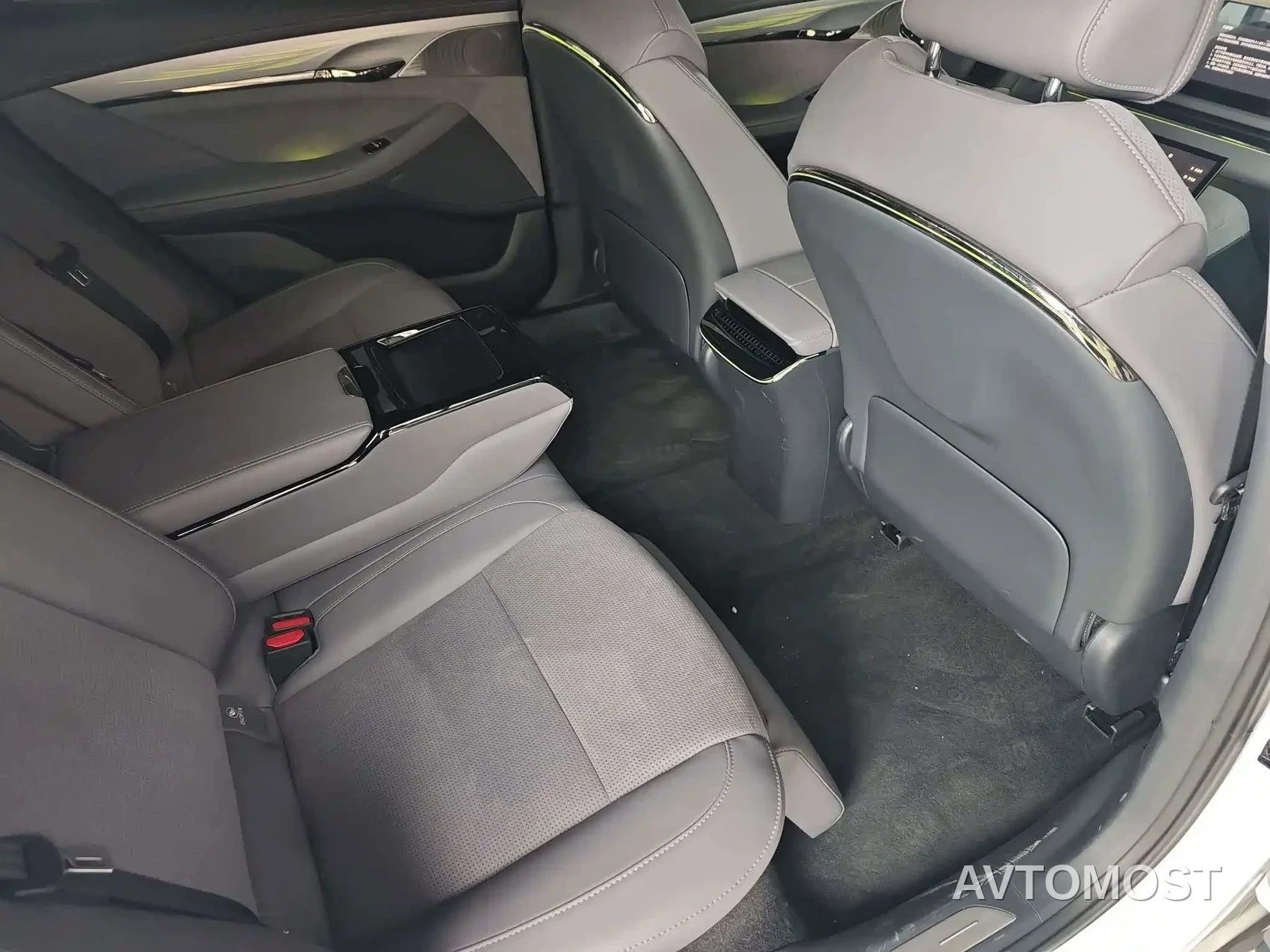 VOYAH Zhuiguang 2024 PHEV AWD Ultra Long Range Flagship — фото 6