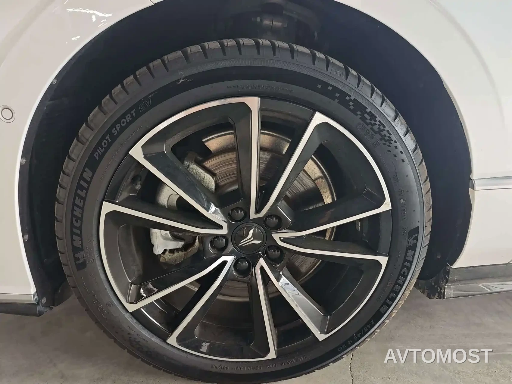 VOYAH Zhuiguang 2024 PHEV AWD Ultra Long Range Flagship — фото 11