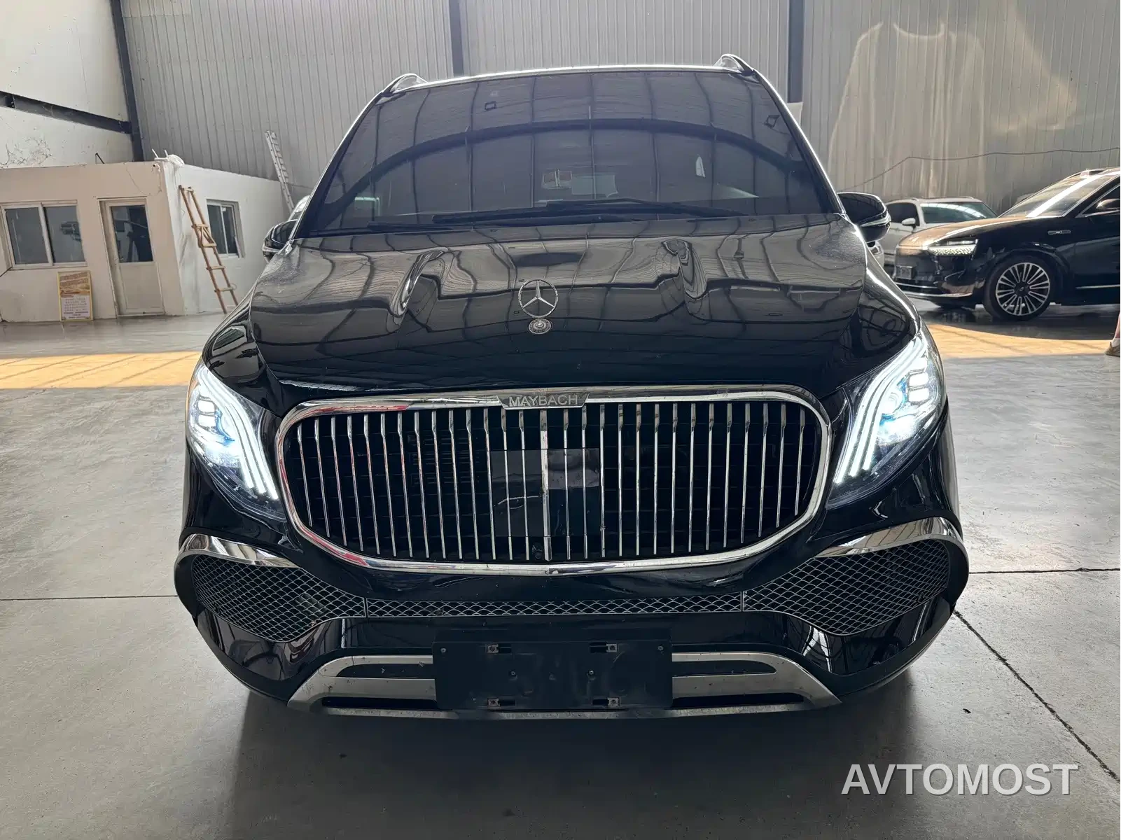 Mercedes-Benz Vito 2023 2.0T Business 7-Seater — фото 1
