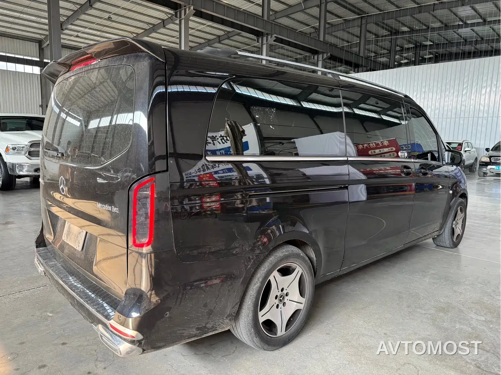 Mercedes-Benz Vito 2023 2.0T Business 7-Seater — фото 3