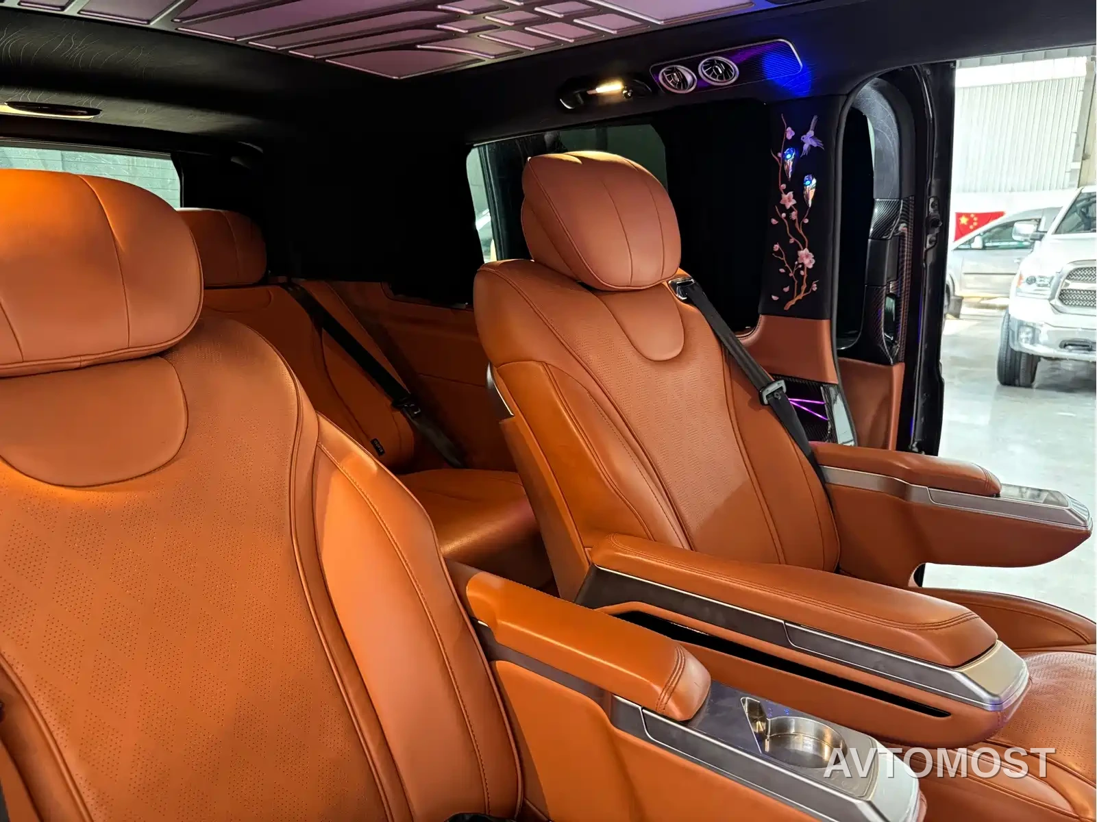 Mercedes-Benz Vito 2023 2.0T Business 7-Seater — фото 11