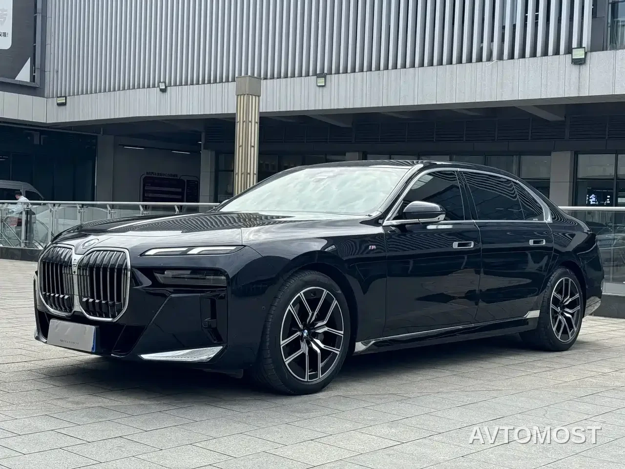 BMW 7 Series 2023 Model 735Li M Sport Package — фото 1