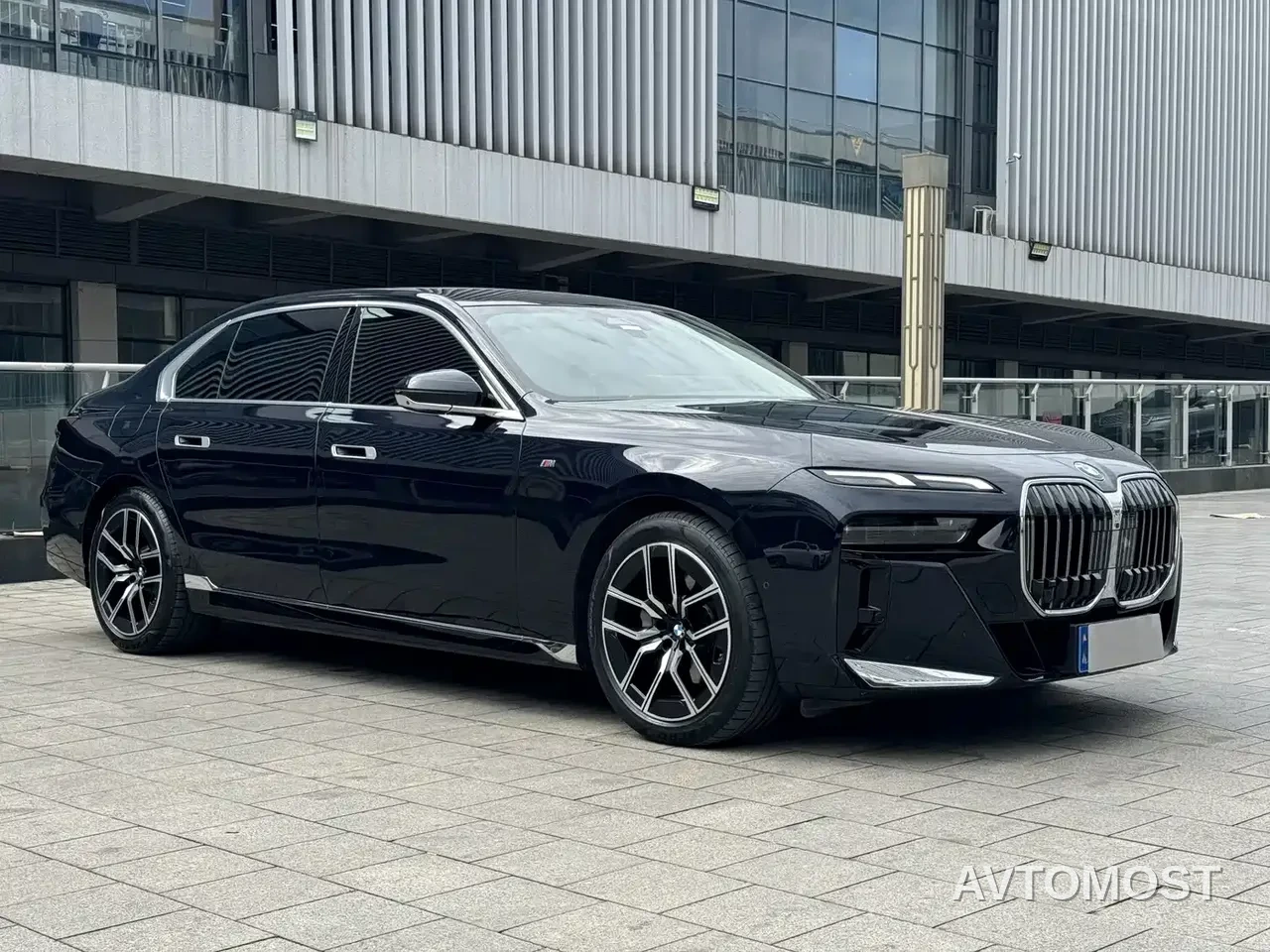BMW 7 Series 2023 Model 735Li M Sport Package — фото 3