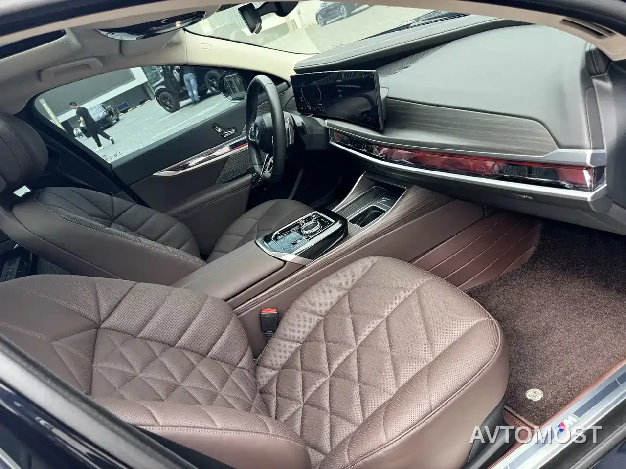 BMW 7 Series 2023 Model 735Li M Sport Package — фото 9