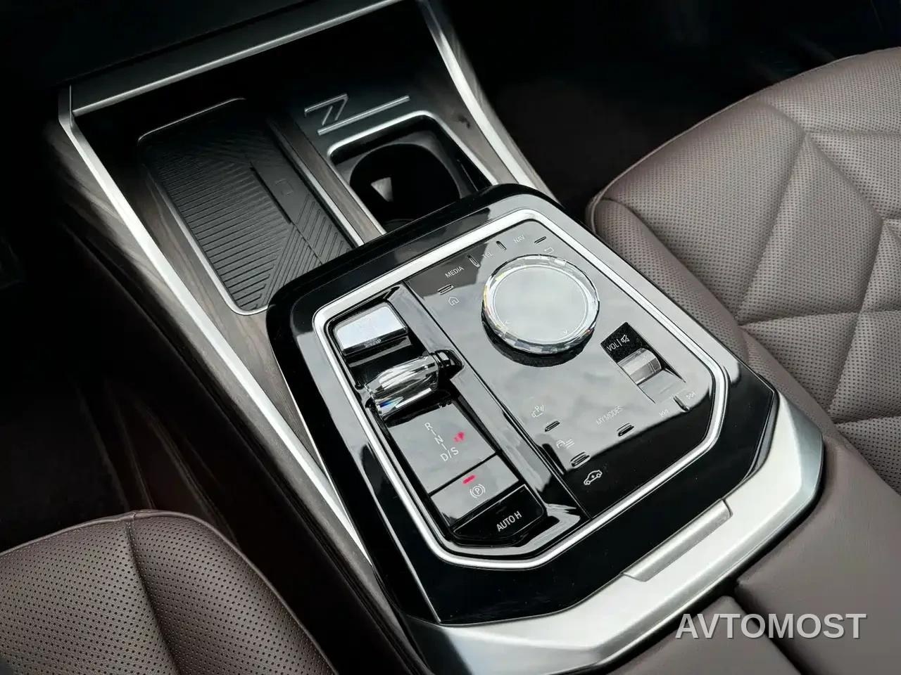BMW 7 Series 2023 Model 735Li M Sport Package — фото 11