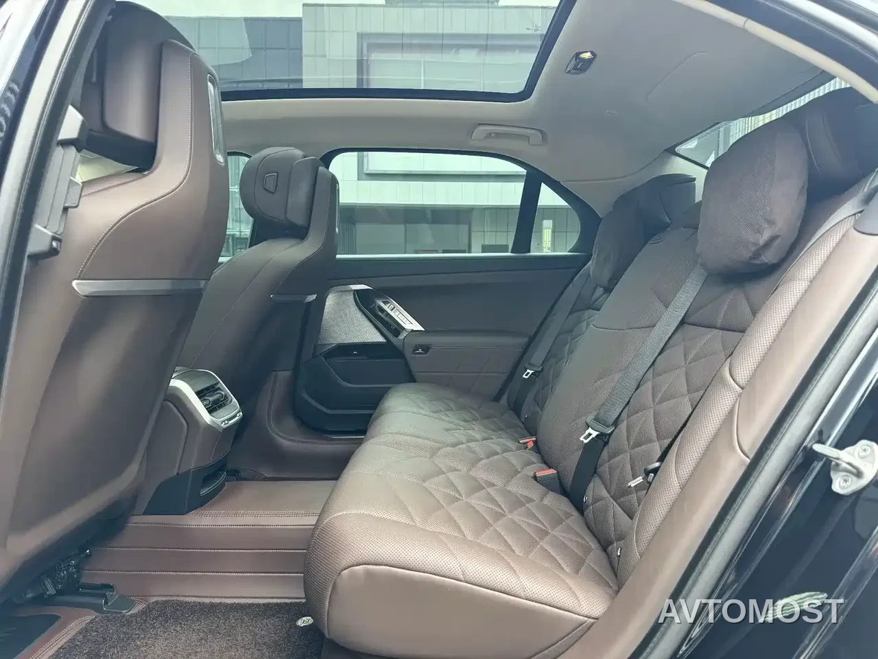 BMW 7 Series 2023 Model 735Li M Sport Package — фото 16