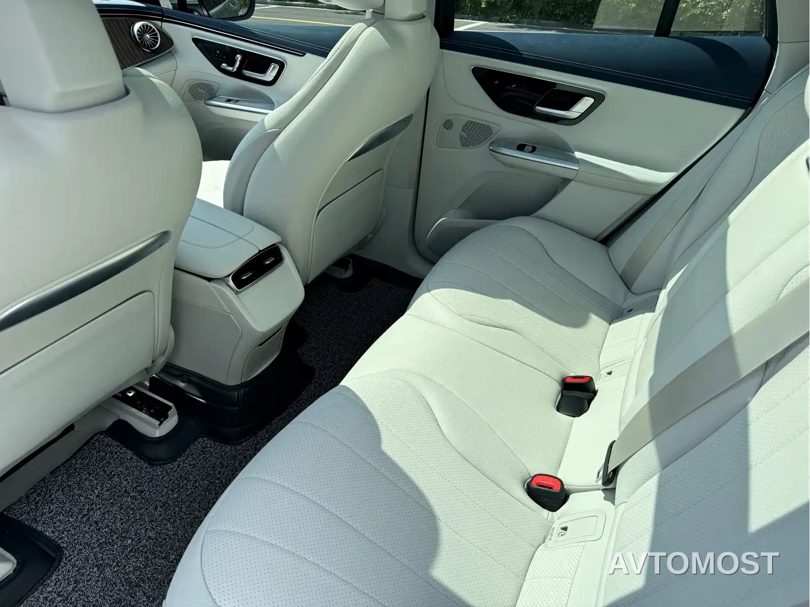 Mercedes-Benz EQE SUV 2023 350 4MATIC Luxury Edition — фото 12