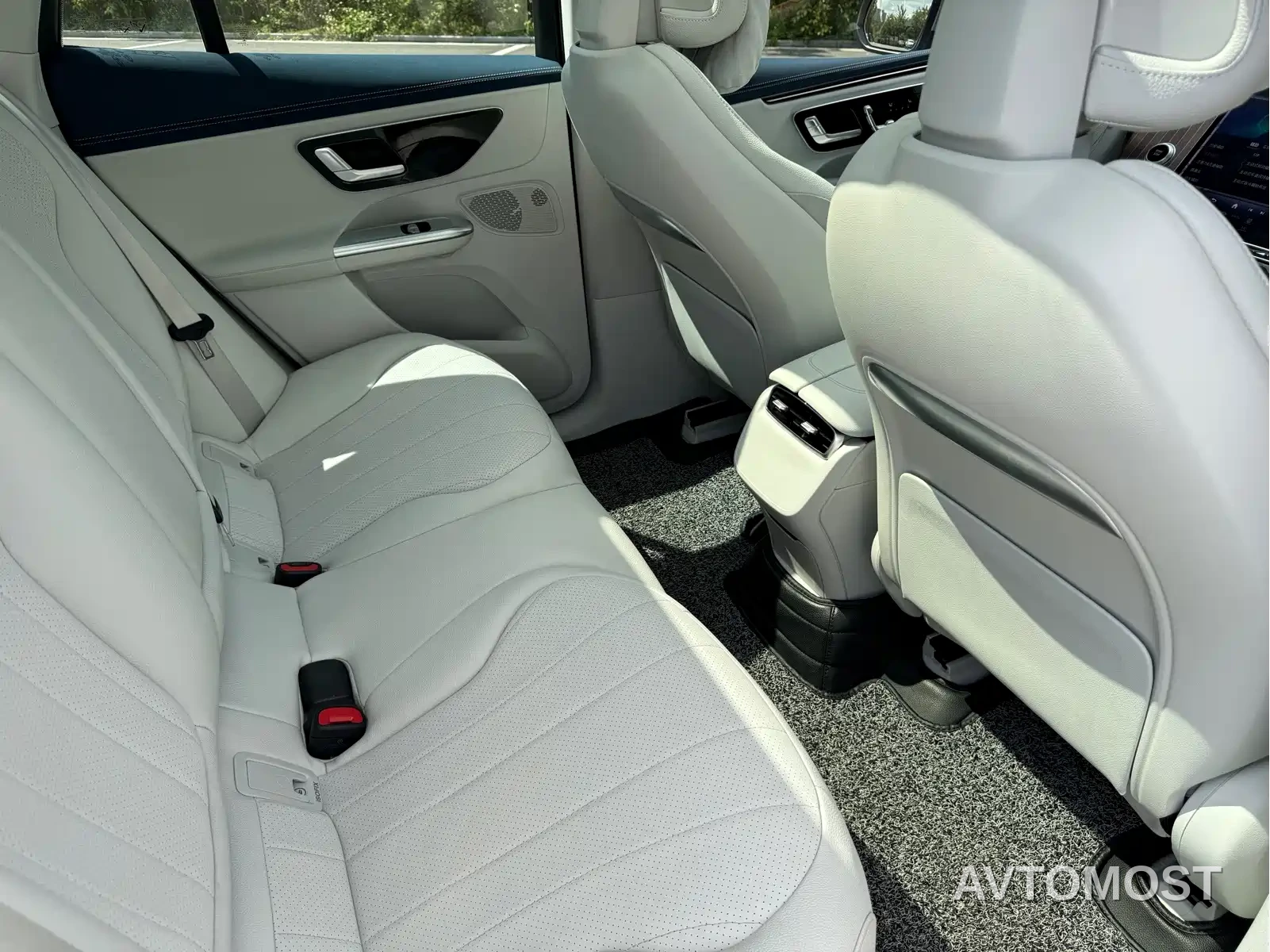 Mercedes-Benz EQE SUV 2023 350 4MATIC Luxury Edition — фото 15