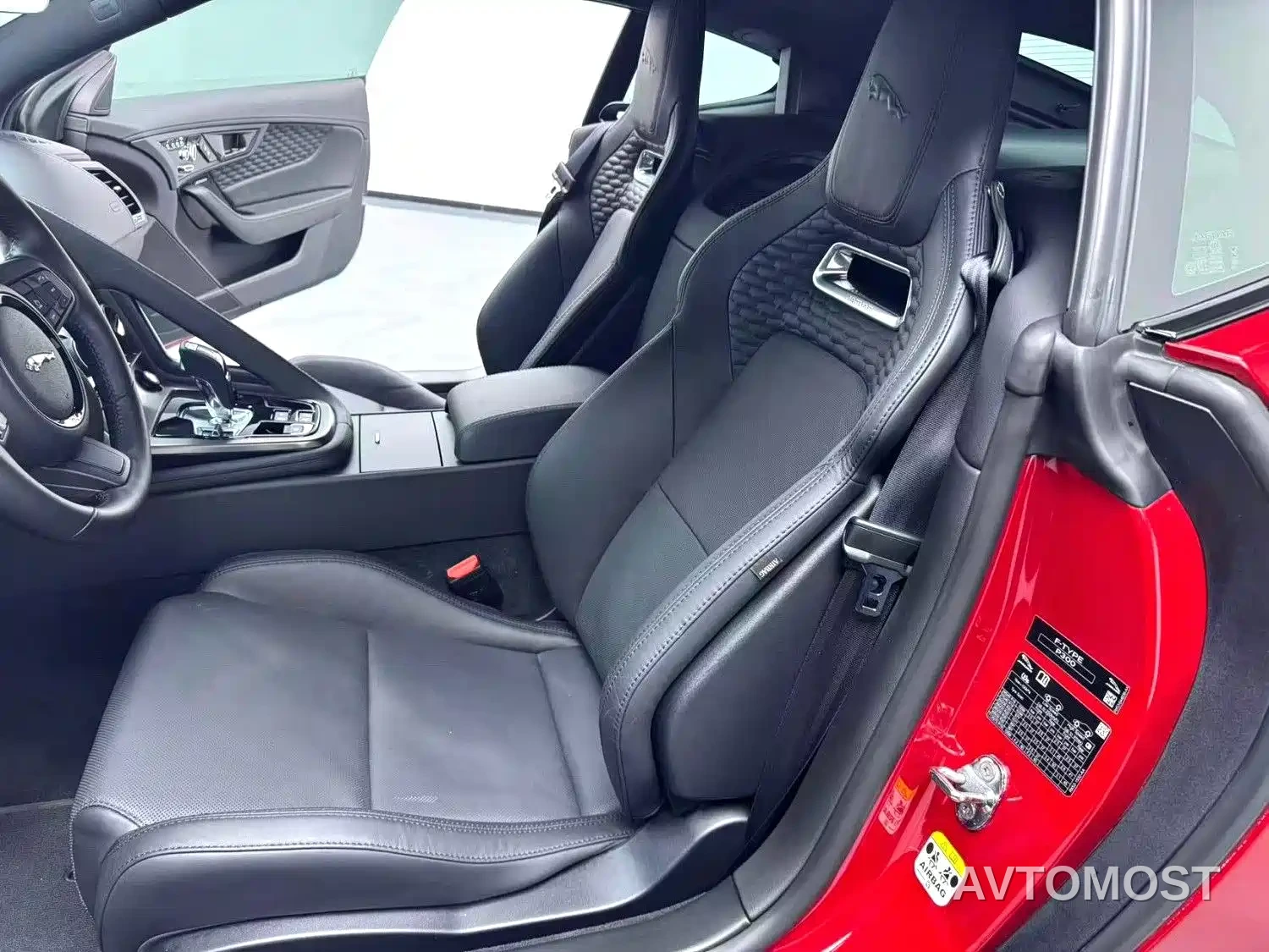 Jaguar F-TYPE 2024 P300 75th Anniversary Collector's Hardtop Edition — фото 4