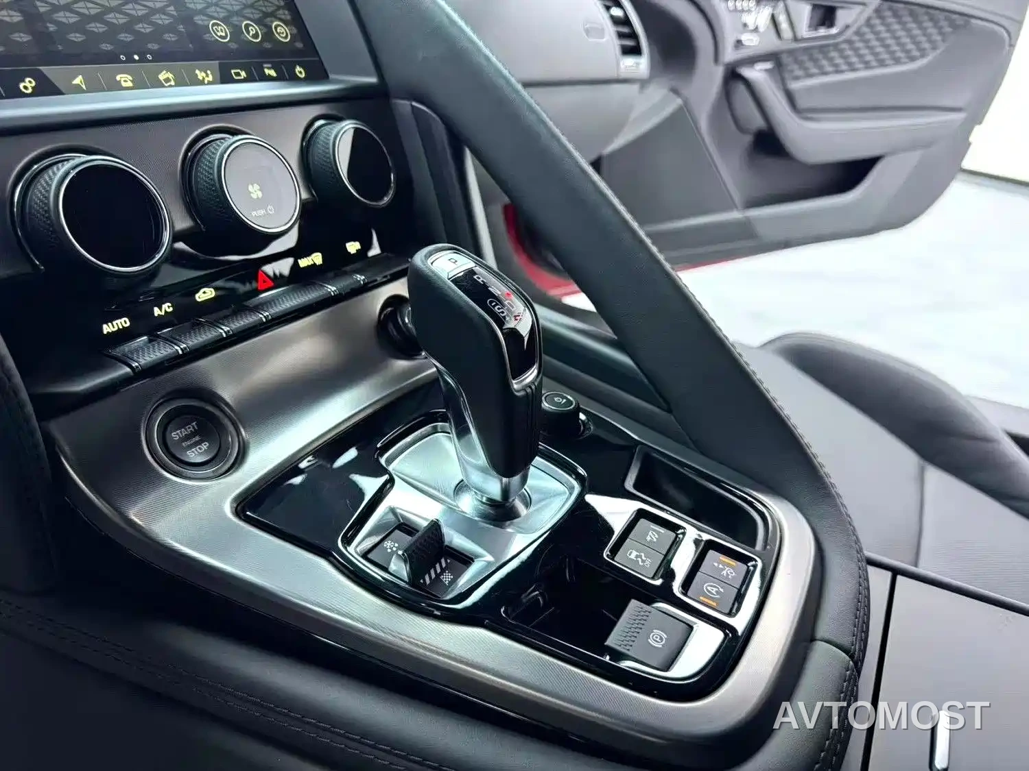 Jaguar F-TYPE 2024 P300 75th Anniversary Collector's Hardtop Edition — фото 7