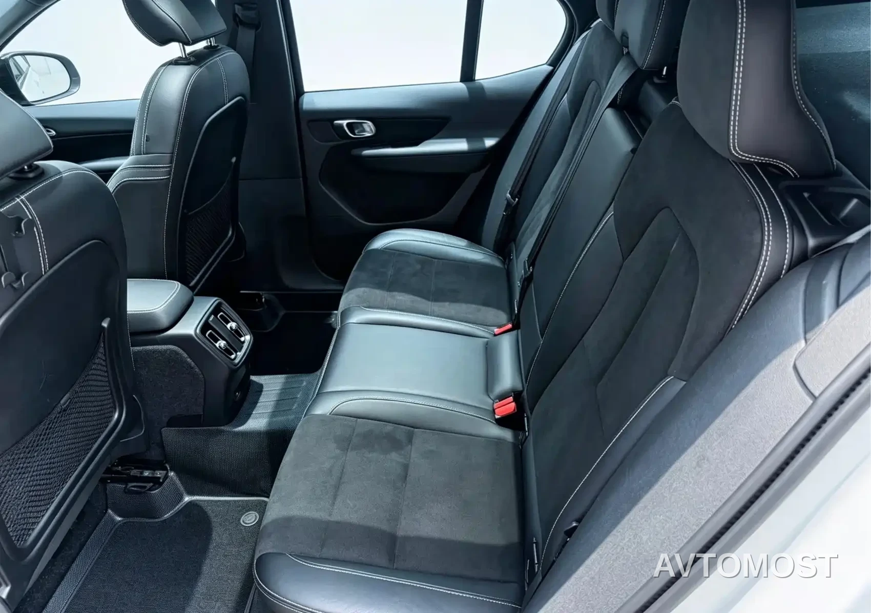 Volvo XC40 New Energy 2021 P8 EV AWD Elegant Sport — фото 4
