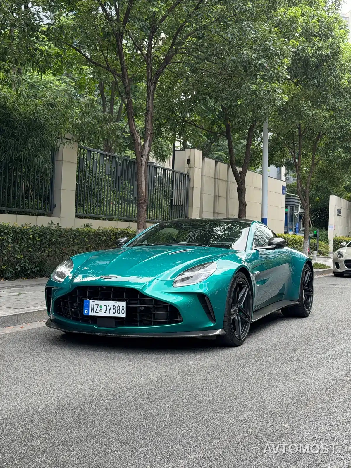 Aston Martin V8 Vantage 2024 4.0T V8 Coupe — фото 1