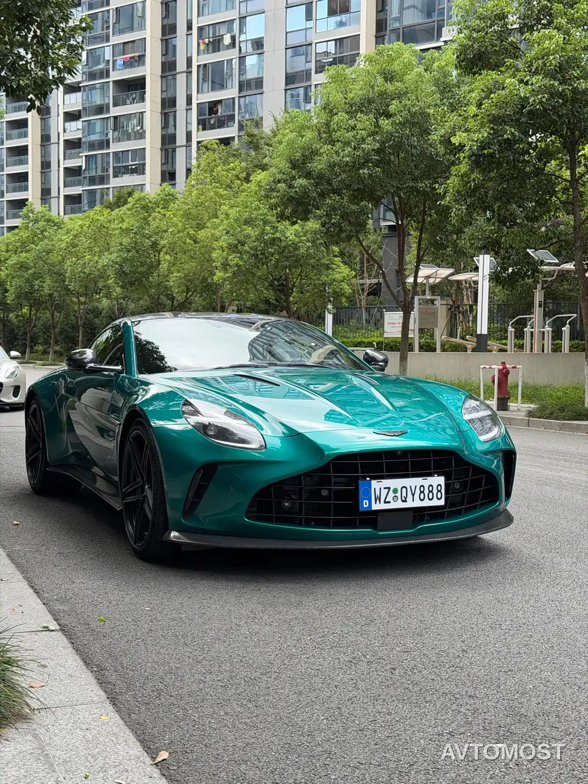 Aston Martin V8 Vantage 2024 4.0T V8 Coupe — фото 3