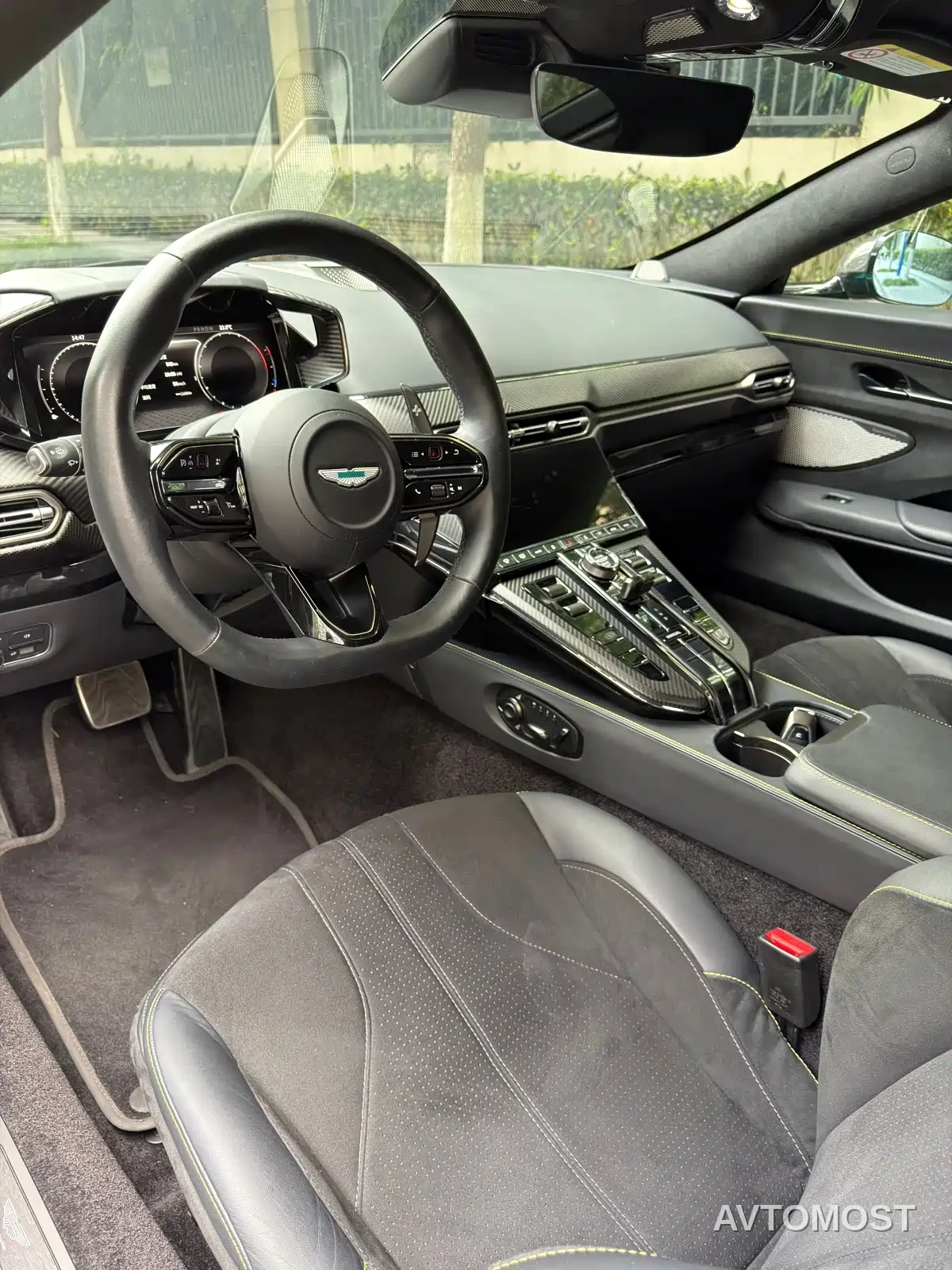 Aston Martin V8 Vantage 2024 4.0T V8 Coupe — фото 5