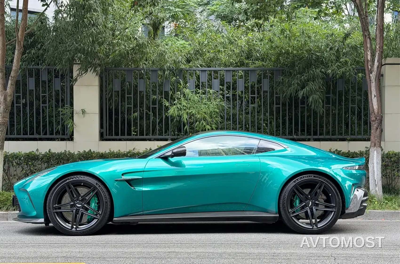 Aston Martin V8 Vantage 2024 4.0T V8 Coupe — фото 10