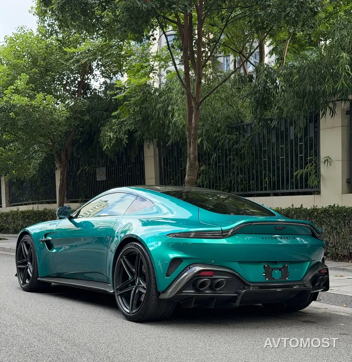 Aston Martin V8 Vantage 2024 4.0T V8 Coupe — фото 11