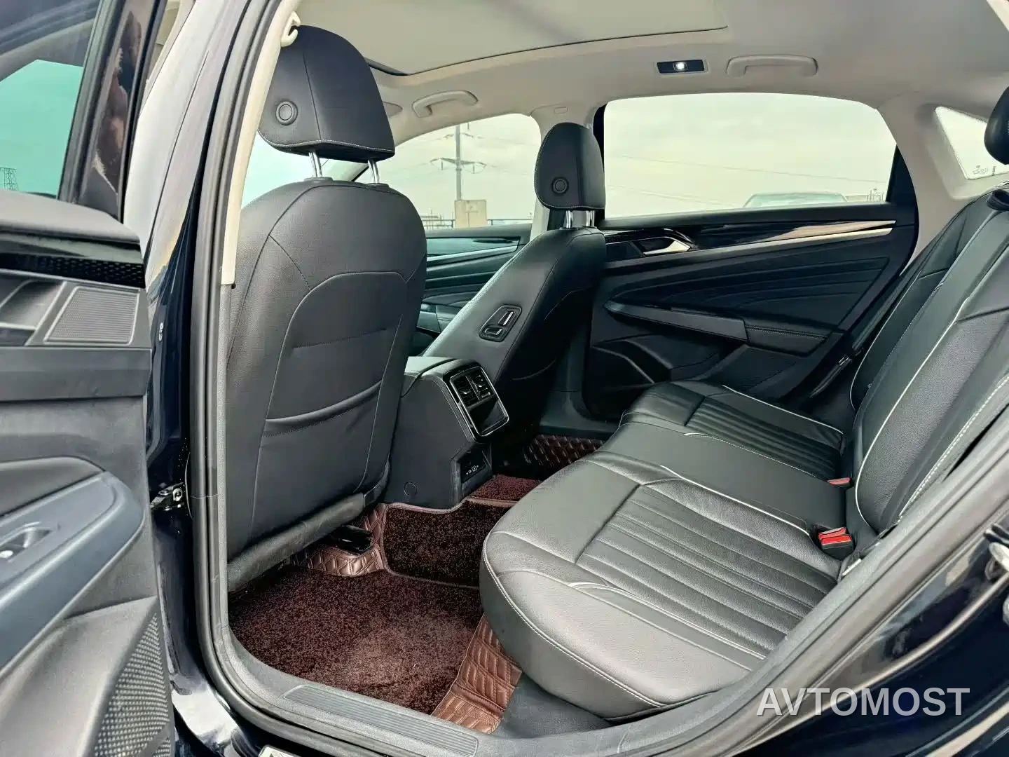 Volkswagen Passat 2022 330TSI Starlight Elite Edition — фото 6