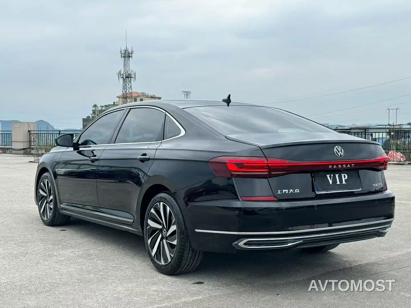 Volkswagen Passat 2022 330TSI Starlight Elite Edition — фото 7