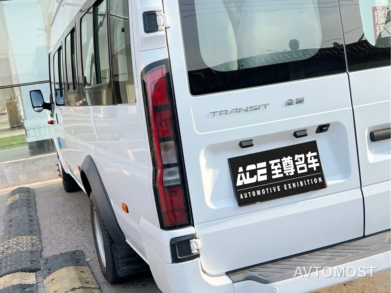 Ford New Generation Transit 2021 2.2T (Package) Automatic Standard Bus Pro Extended Wheelbase Dual Rear Tires (With Sliding Door) 17-Seat High Roof China VI — фото 8