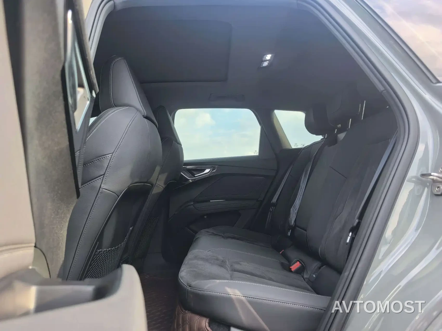 Audi Q4 e-tron 2023 50 e-tron quattro Creation Edition — фото 11