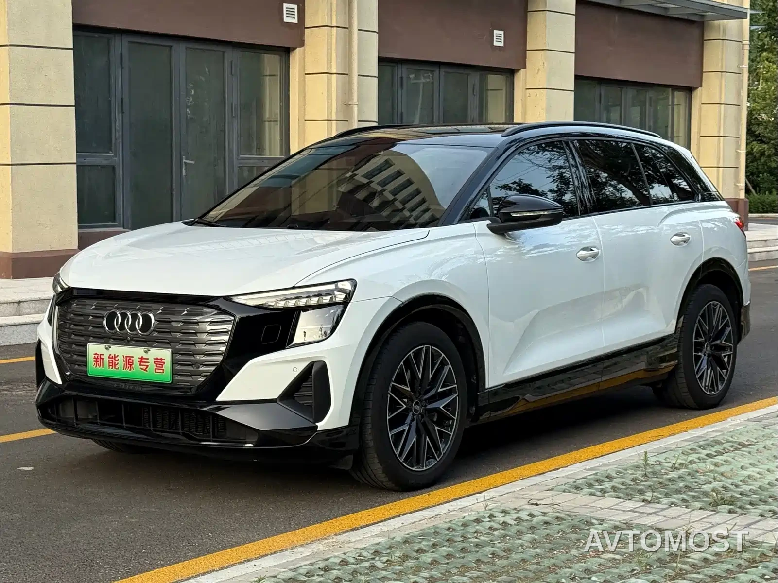 Audi Q5 e-tron 2022 40 e-tron Starlight Mech Suit — фото 1
