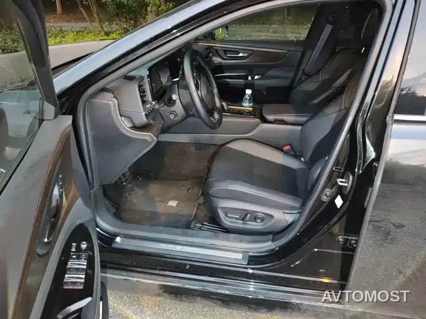 Toyota Crown (Import) 2024 2.5L Ultimate Edition — фото 4