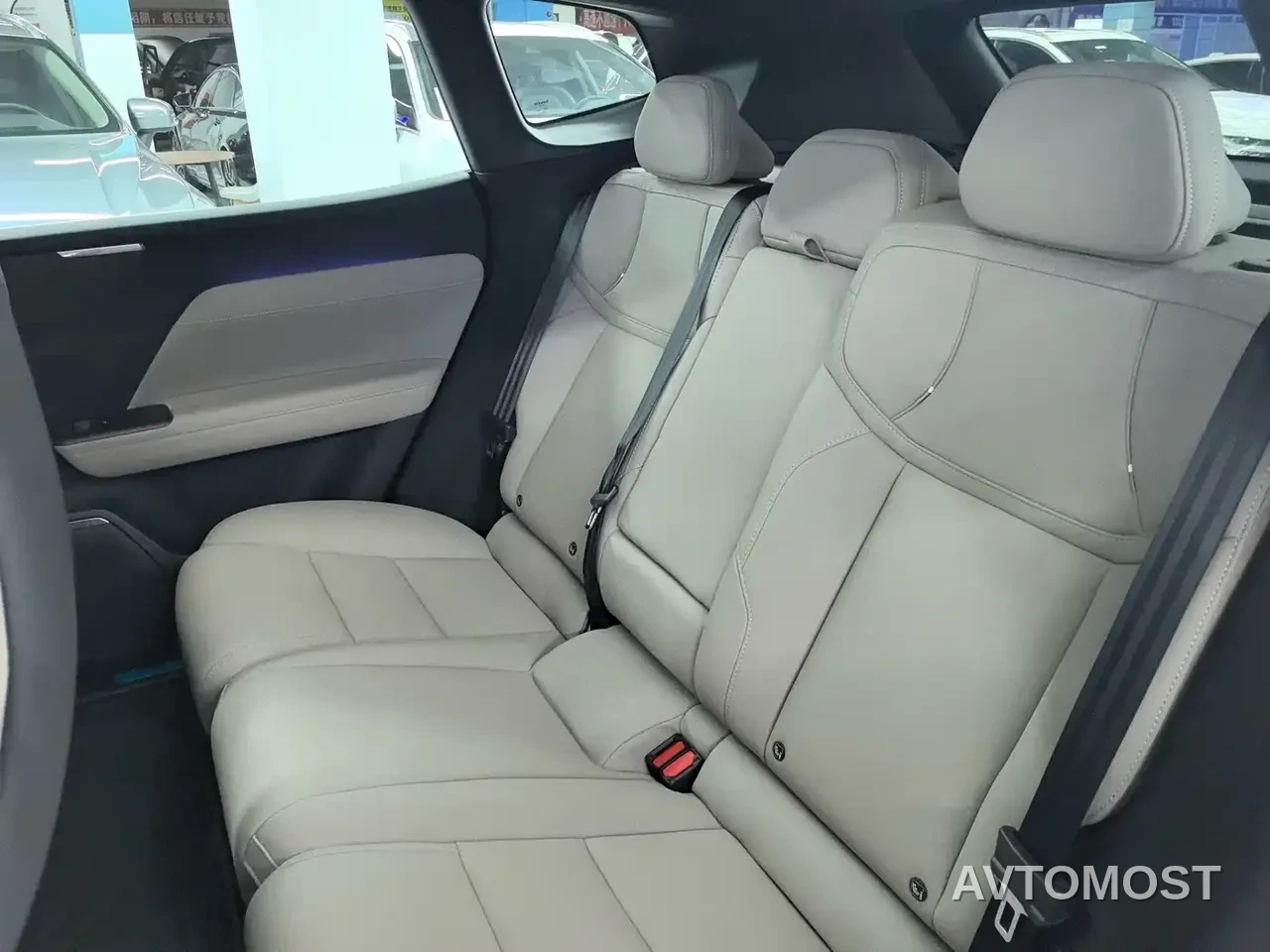 Volvo XC70 Plug-in Hybrid 2025 Standard — фото 5