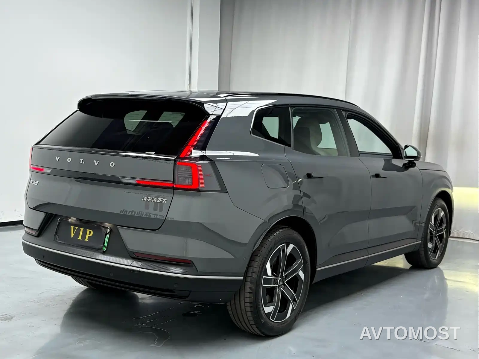 Volvo XC70 Plug-in Hybrid 2025 Standard — фото 3