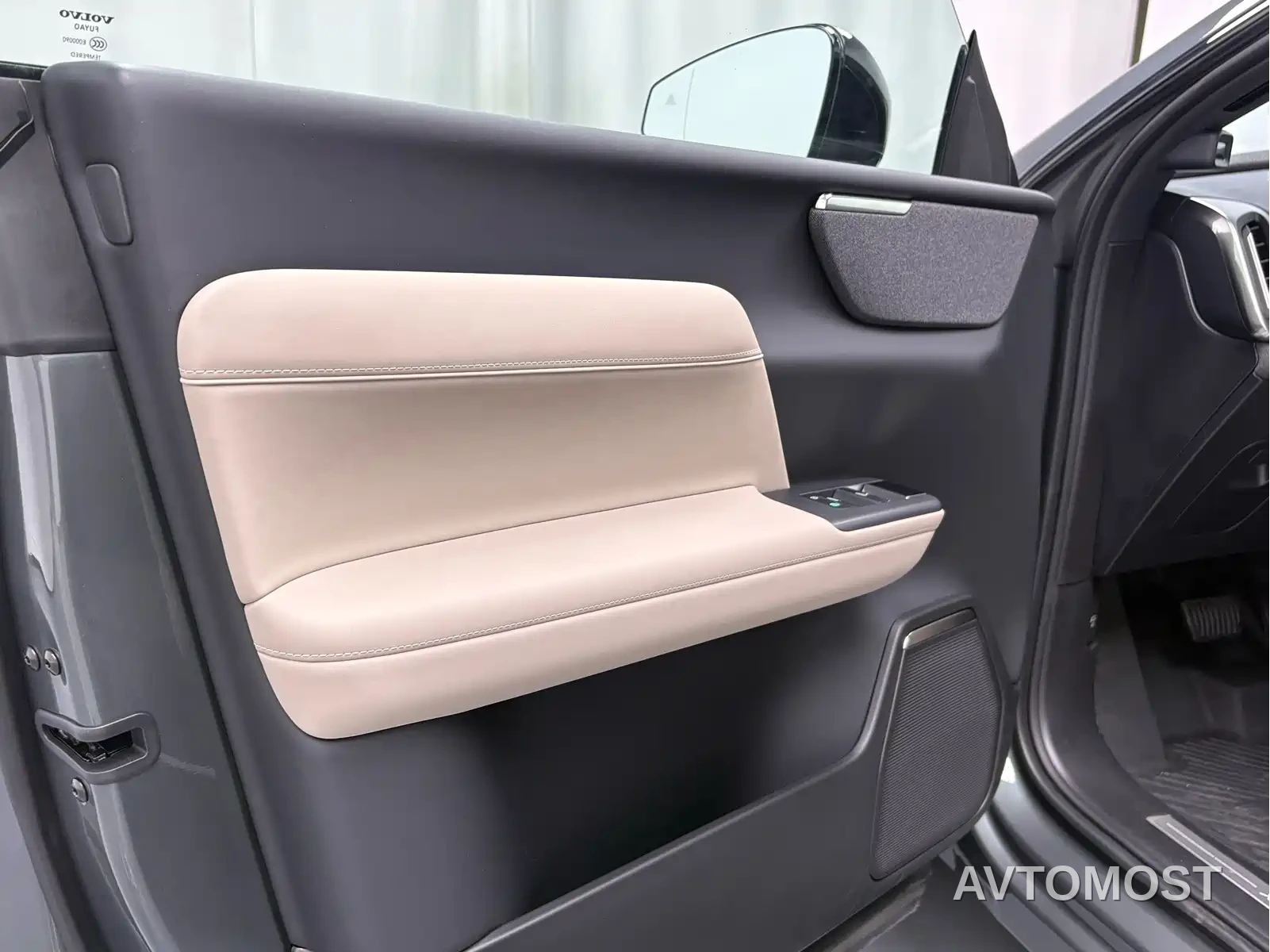 Volvo XC70 Plug-in Hybrid 2025 Standard — фото 4