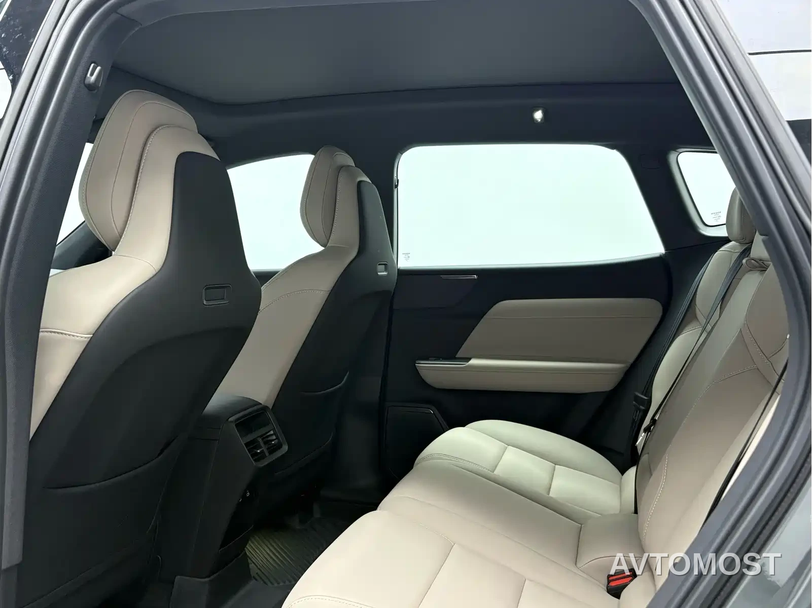 Volvo XC70 Plug-in Hybrid 2025 Standard — фото 6