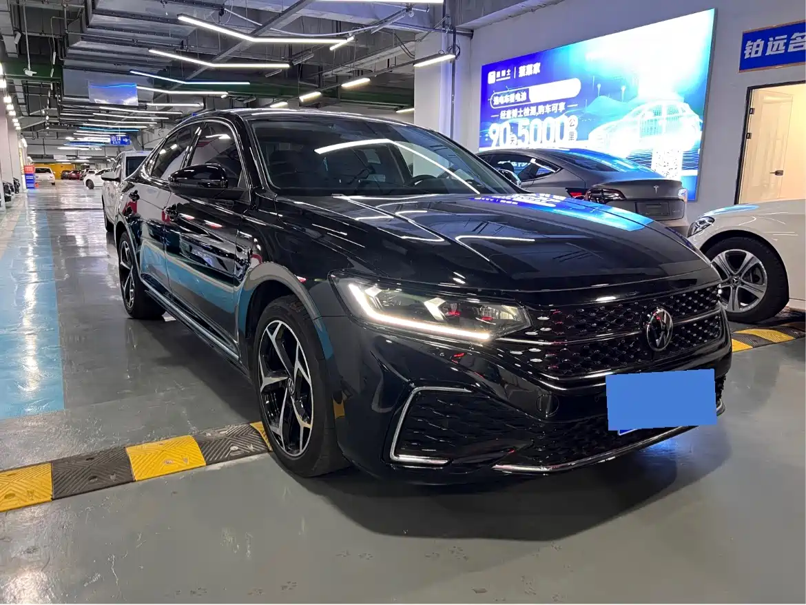 Volkswagen Passat 2024 330TSI Starlight Elite Edition — фото 3