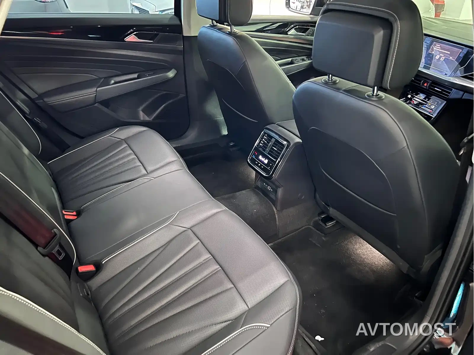 Volkswagen Passat 2024 330TSI Starlight Elite Edition — фото 10