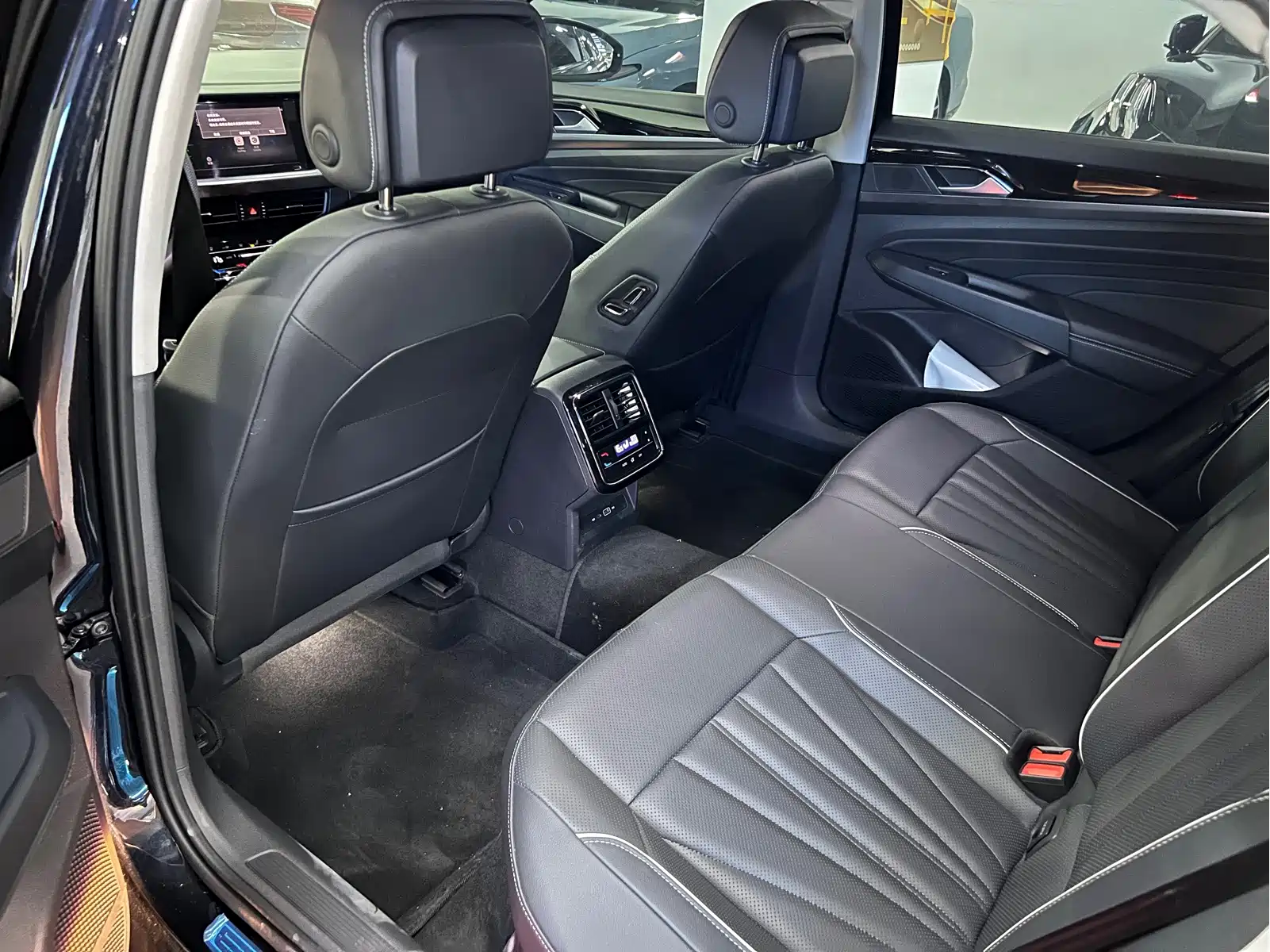 Volkswagen Passat 2024 330TSI Starlight Elite Edition — фото 11