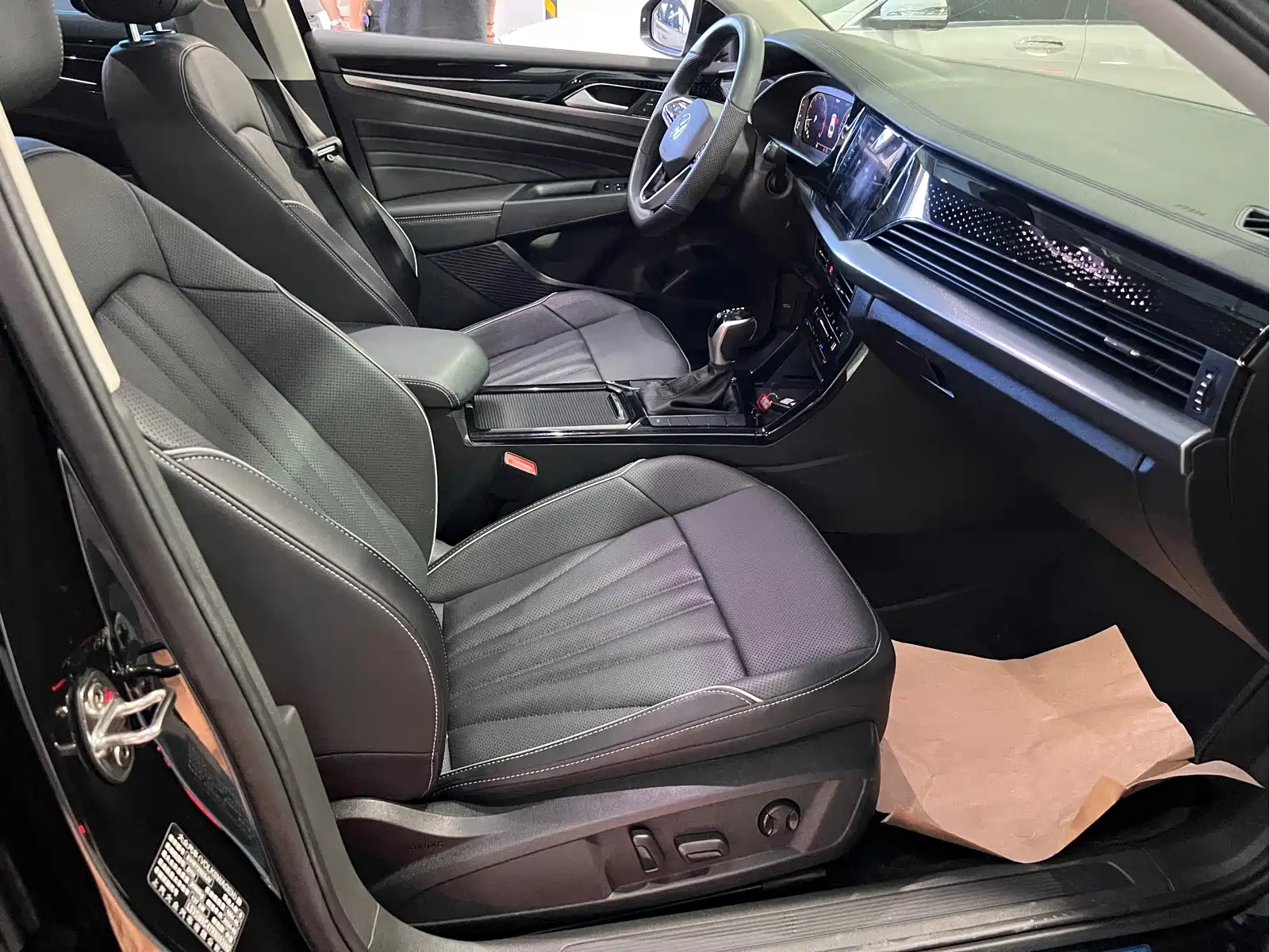 Volkswagen Passat 2024 330TSI Starlight Elite Edition — фото 16