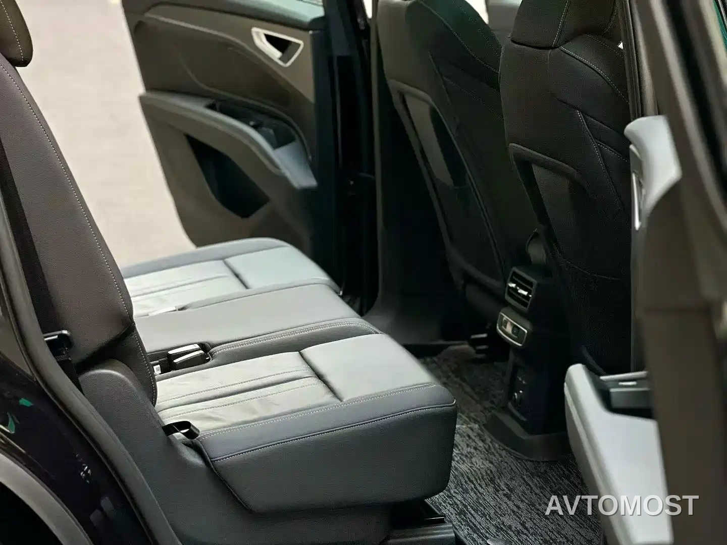 Audi Q5 e-tron 2023 40 e-tron Starlight Edition Brocade Package — фото 6