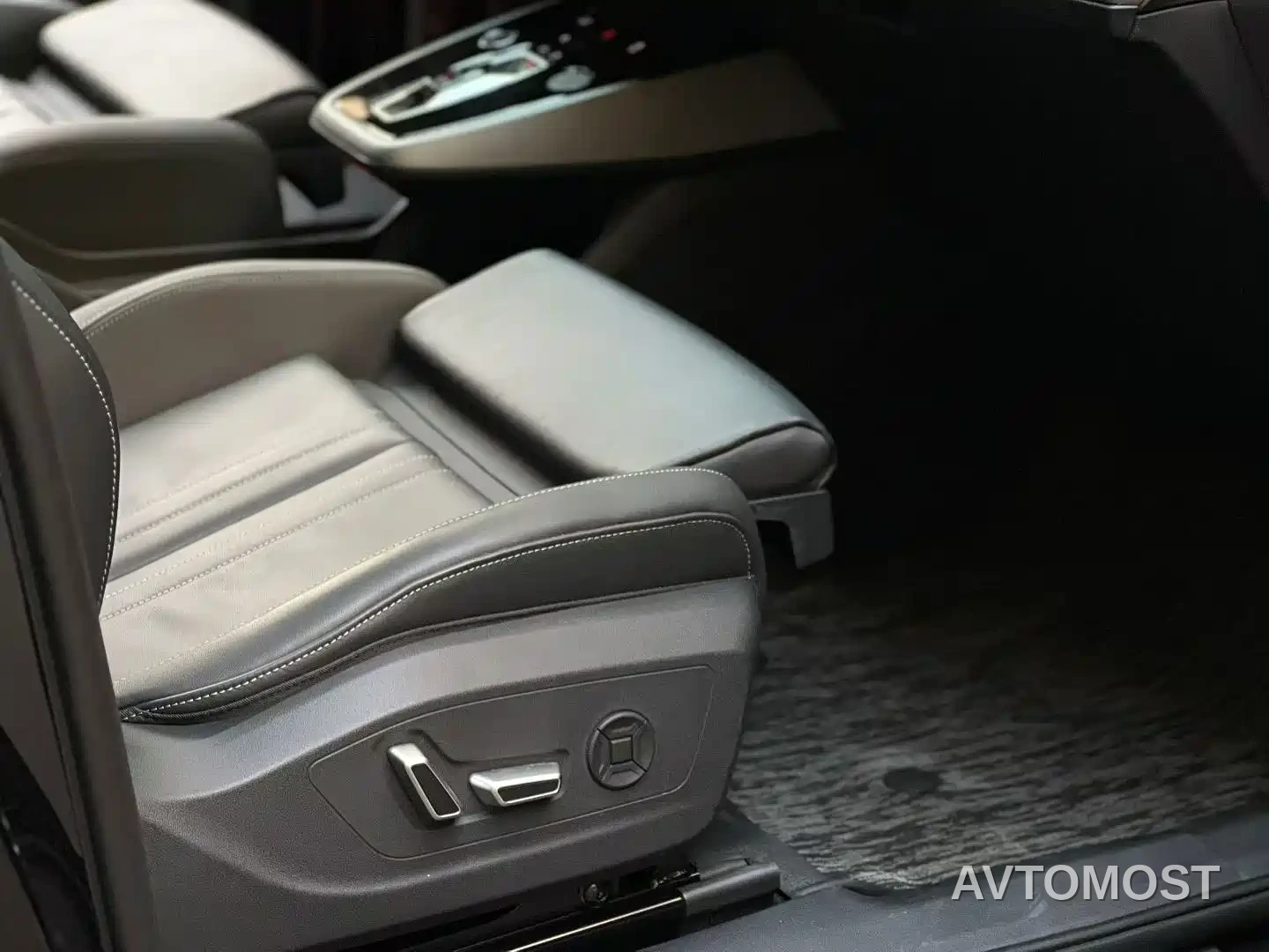 Audi Q5 e-tron 2023 40 e-tron Starlight Edition Brocade Package — фото 7