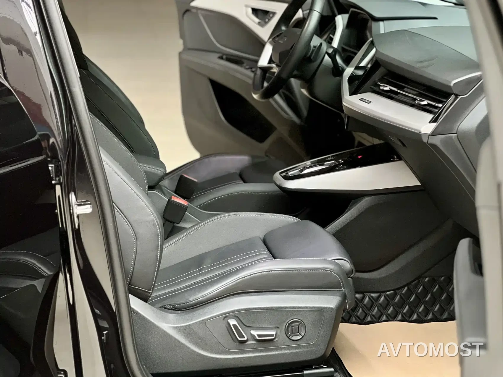 Audi Q5 e-tron 2023 40 e-tron Starlight Edition Brocade Package — фото 16