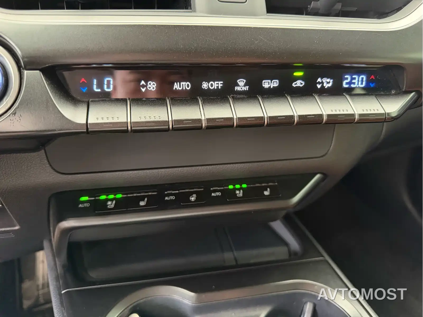 Lexus UX Electric 2020 300e Pure Yue Edition — фото 12