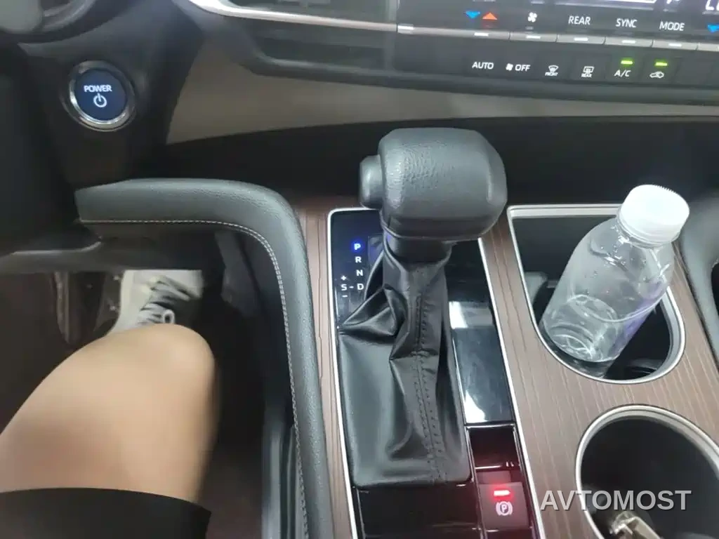 Toyota Granvia 2023 2.5L Hybrid Luxury Edition — фото 12