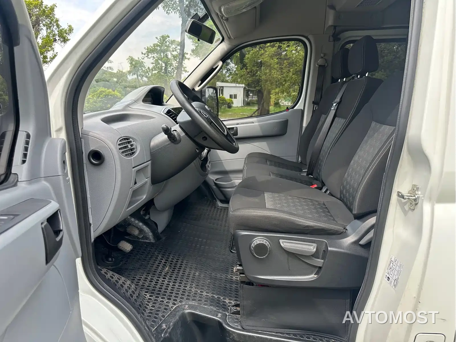 SAIC Maxus Xintu V80 2023 2.0T PLUS Manual All-round King Short Wheelbase Medium Roof 7/8/9-seater — фото 7